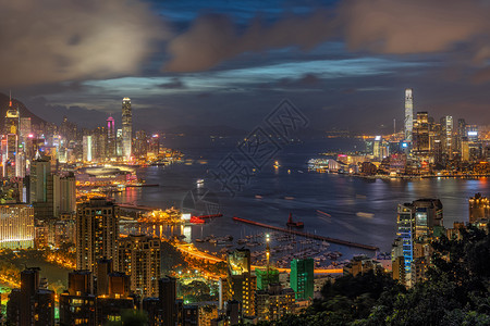 地标假期香港市风景摩天大楼在黄昏时香港中和九龙岛维多利亚山峰和港湾冒险旅行者登红烧香高峰会观光点旅游商业背景图片