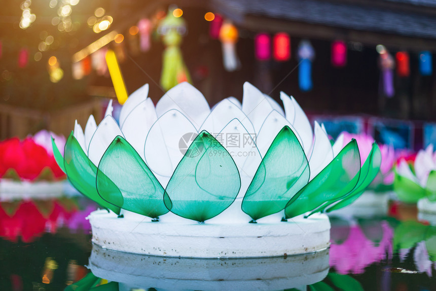 水面上漂浮着泡沫制成的花朵用于LoyKratong节或泰国新年和河流女神礼拜仪式12月满是泰国著名的节日艺术崇拜颜色图片