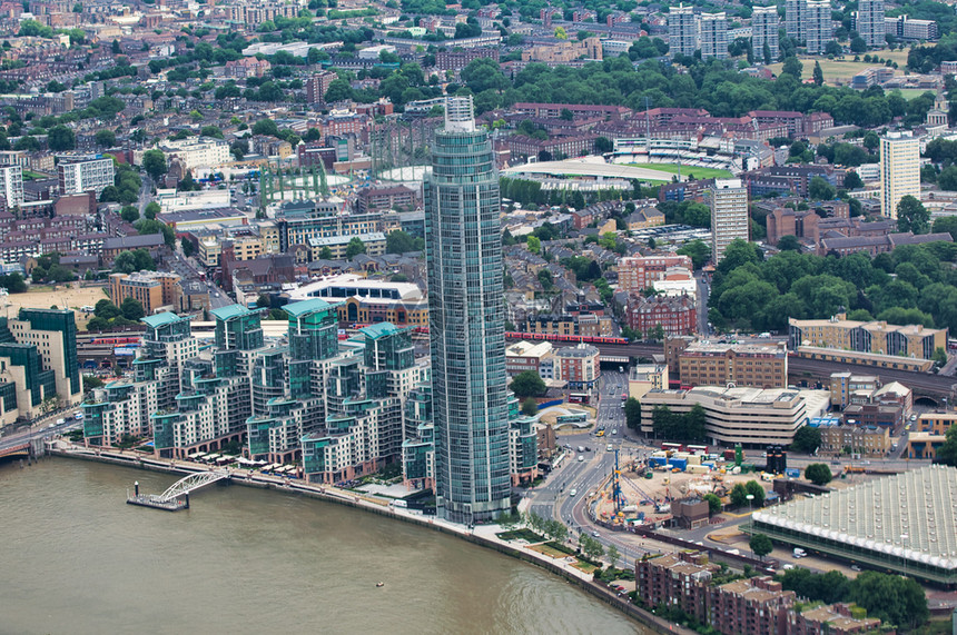 泰晤士河Vauxhall区一带伦敦天际线的空中视图天摩大楼图片