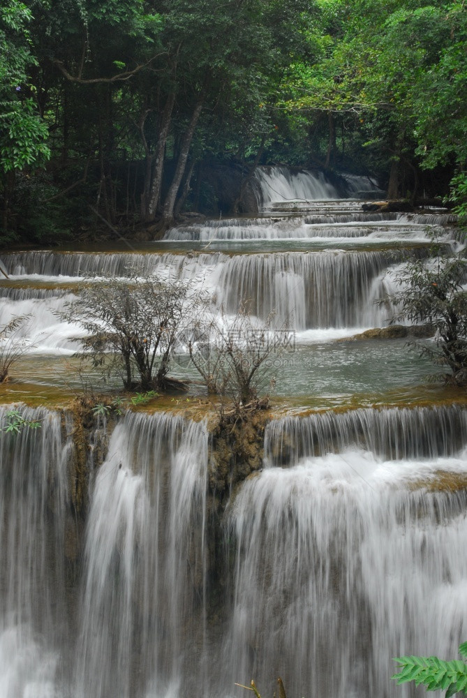 国民荒野泰北碧府KhueanSrinagarindra公园的HuayMaeKamin瀑布新鲜的图片