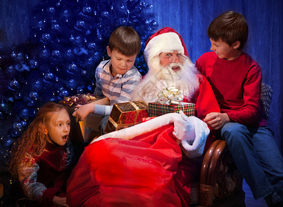 情感圣诞国王条款在节夜里向快乐儿童赠送圣诞礼物给快乐儿童的克劳斯图片