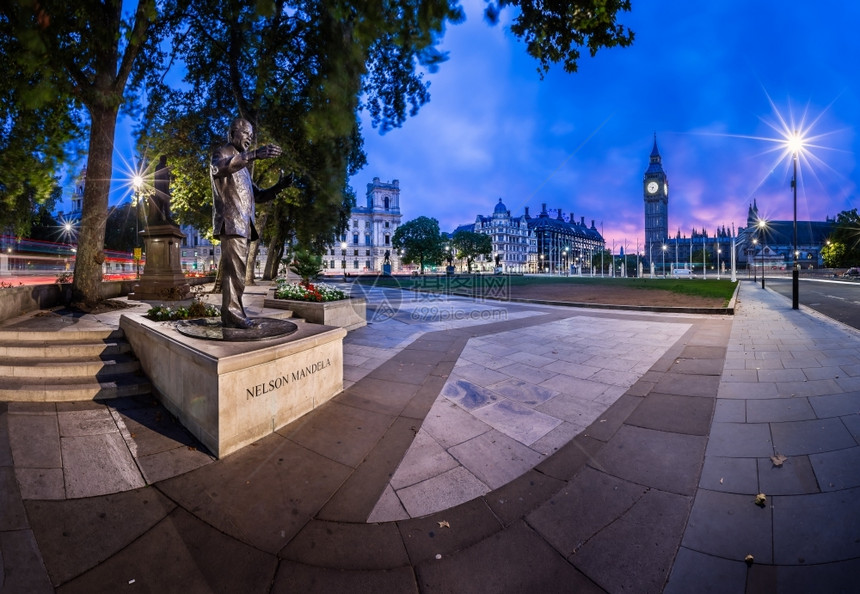 旅游2014年月6日英国伦敦GlynWilliams雕塑家GlynWilliams在LondoLundon的议会广场和Eliza图片