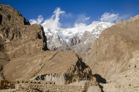 吉尔吉特户外岩石巴图拉卡科姆山脉的乌塔尔峰和巴基斯坦吉尔特俾提斯坦KarimababHunza山谷Baltit堡照片下方的一门大背景