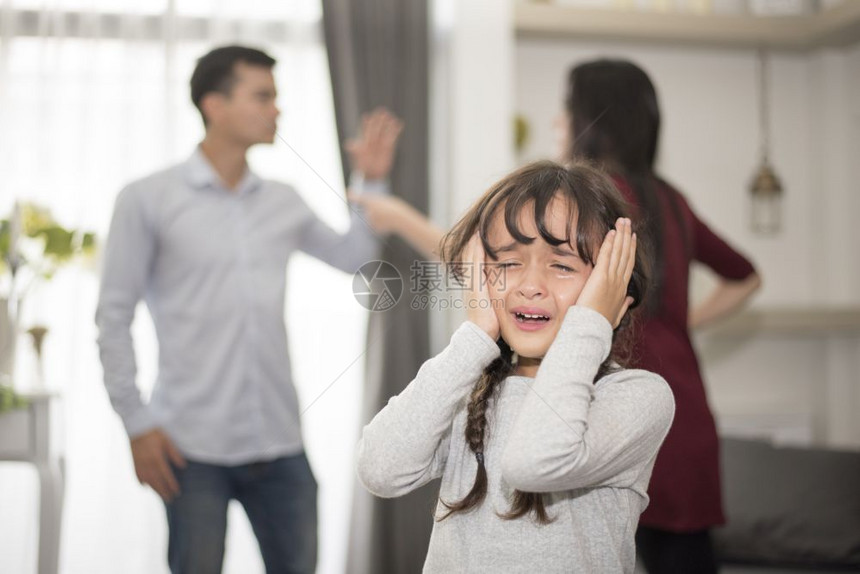 小女孩因为父母争吵而哭泣图片