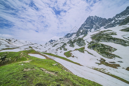 云具有绿地的雪山镇日出图片