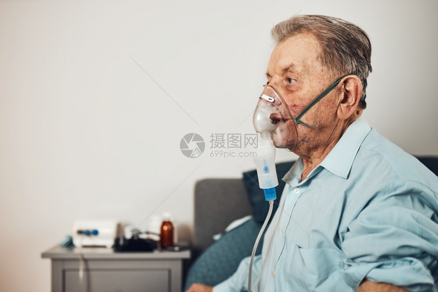 屋痛苦专业的使用Covid19或冠状治疗药物吸入呼气道和肺的年长者使用喷雾器通过面罩呼吸的人图片