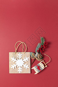 圣诞套餐鹿枝条拳击金色假日套餐包有白色感觉雪花束带小树枝和红浆果玩具木板在深红色背景上复制空格垂直平面露天风景插画