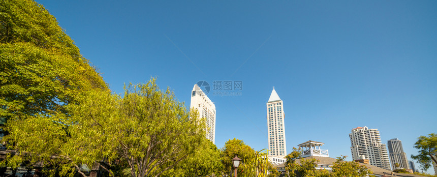 金融的亚洲美丽城市和公园在阳光明媚的一天蓝色图片