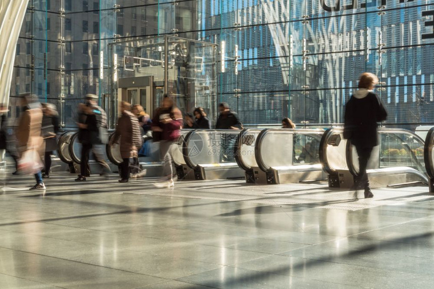 速度消费主义美国纽约州下曼哈顿2019年4月3日的高峰时间前往美国纽约州曼哈顿市顶下地段的扶梯上乘车和旅游者入口图片