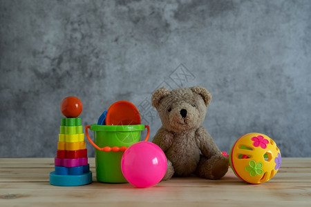 装饰儿童玩具桌上的耍物品和倾斜背景概念Bear娃球马拉卡斯以及现代生锈棕褐木和灰色水泥上的更多物品可添加创意文字Copy空间更多灰色的高清图片素材