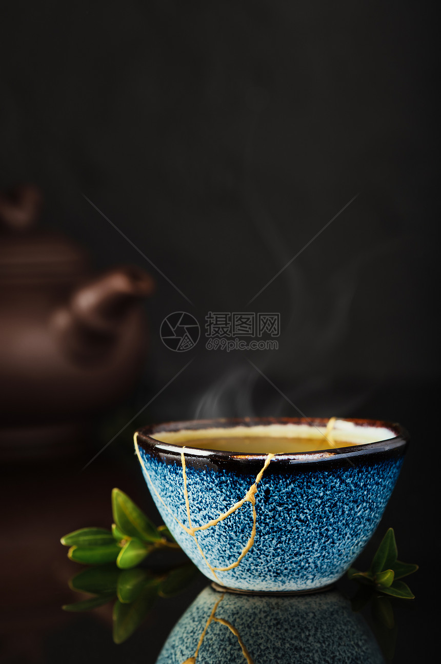 或者重点回收日本一碗绿色茶叶在杯子旁边选择地关注杯子蒸汽车从碗面上升起重度陶瓷蓝杯第二年的东西循环利用或动脉素基图片