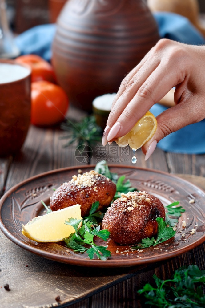 土耳其IchlikyufteIclikufta切片或被布丁覆盖的肉丸洒满了胡桃一种心肉菜中东美食柠檬汁滴在Kyufta近身上久夫图片