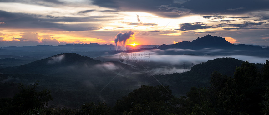 植物天气山上高压电线杆下雨后从日落时的煤电厂潘普伊梅莫赫兰邦泰国全景长海雾和煤发电厂蒸汽后看到美丽的空中喷雾冒险图片