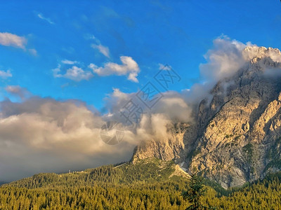 顶峰美丽五塔意大利阿尔卑斯山辛克托里脉夏季风景多洛米特山脉自然林地高清图片素材