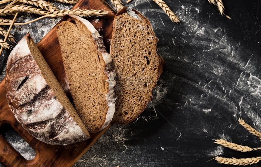 混合产品楔子面粉和小麦耳朵洒满了面粉和小麦耳朵高视健康甜瓜食品和传统的农村面包业传统概念Rustic风格黑桌上的布局图片