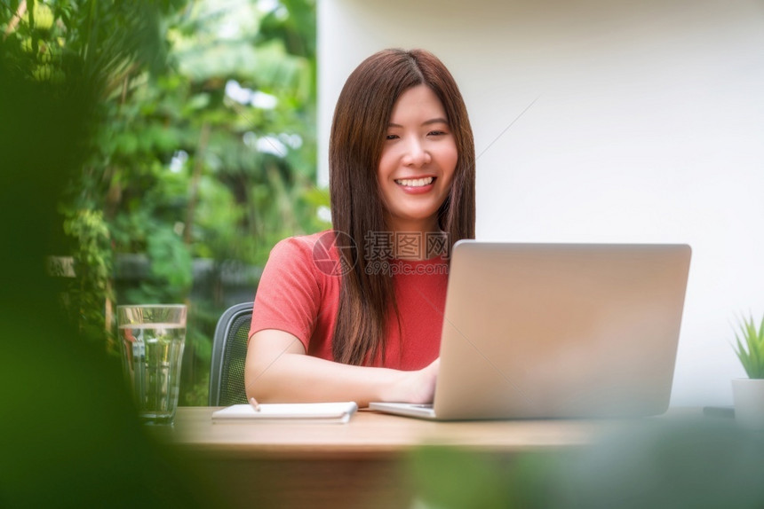 学习自己亚洲商业妇女利用技术笔记本电脑在户外家和花园新创办商和企业所有者在家里工作使用技术笔记本电脑与隔离概念共存19年社会距离图片
