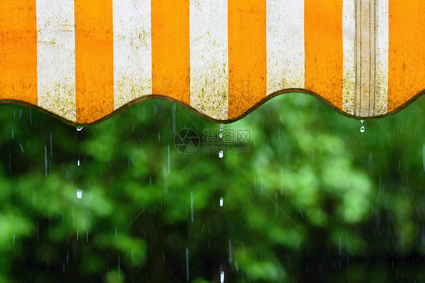 春日阳台下雨水滴在自然多彩背景上泉水喷发蓝色的雷雨有条纹图片