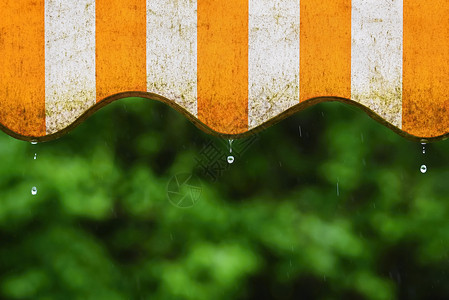 抽象的春日阳台下雨水滴在自然多彩背景上泉水喷发阳光屏蔽图片