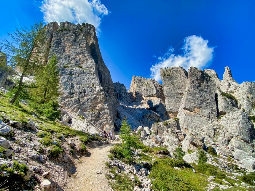 结石自然目的地五塔意大利阿尔卑斯山辛克托里脉夏季风景多洛米特山脉图片