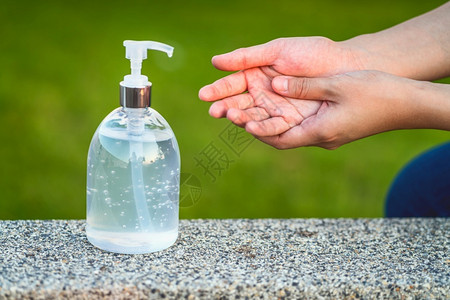 使用洗手清洁剂凝胶泵喷水器和工作前医疗洗手而Corona网络破损保健和清洁以防止腐烂19b防疫保健和清洁为了酒精抗菌胚芽高清图片素材