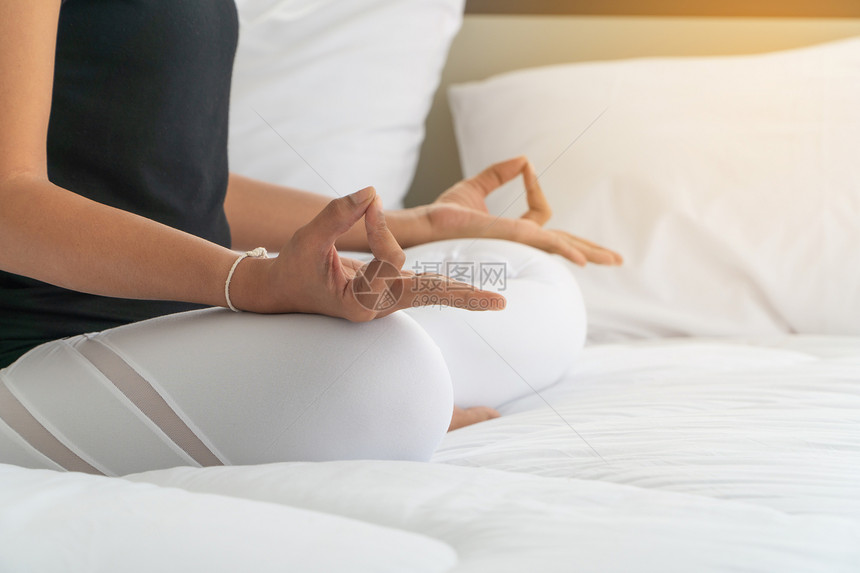 做瑜伽的中年妇女早上在卧室用瑜伽作默思时容易装扮成静默和瑜伽上午做锻炼和放松的概念早晨调息法福利图片