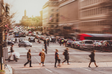 之中城市的行人位于华盛顿特区的Pedestrian和交通公路在现代建筑美国商业和人概念模糊的高峰时段之间交界处背景图片