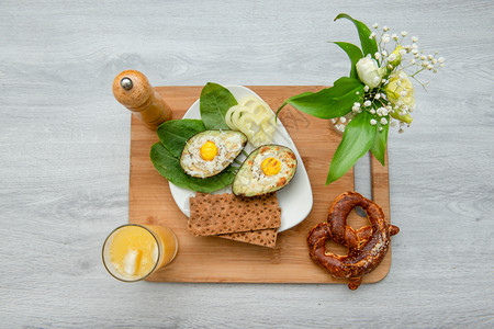 橄榄小吃鸡蛋在鳄梨中烤盘子上鸡蛋在牛肉中烤盘子上勺图片