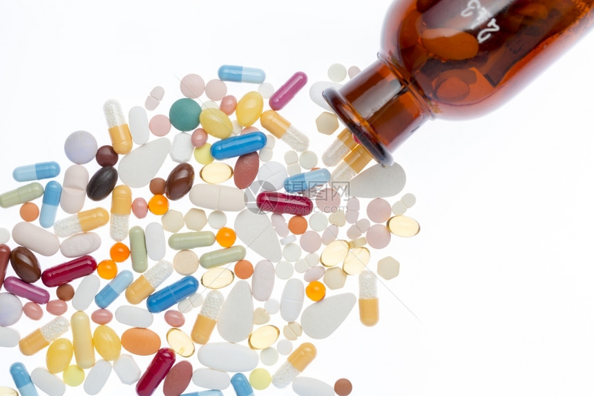 白色背景上的不同药丸和shtanglass不同的药丸和shtanglass玻璃剂量疾病图片