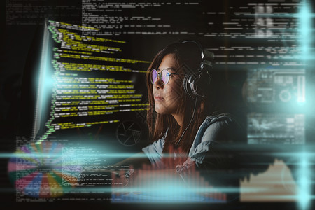 集中注意力人们重点亚洲女商人在计算机桌面前辛勤工作编程源代码和电脑屏幕上运动图像的编程源码晚间以令人振奋而严肃的行动在工作场所设计图片