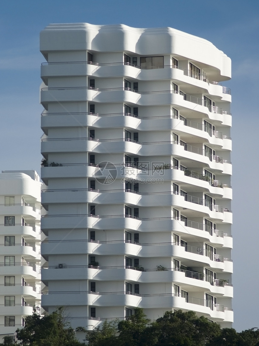 豪华公寓楼天空蓝色白色建筑学阳台建筑住宅窗户图片