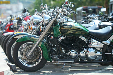 摩托车停泊车轮自行车双胞胎街道菜刀背景图片