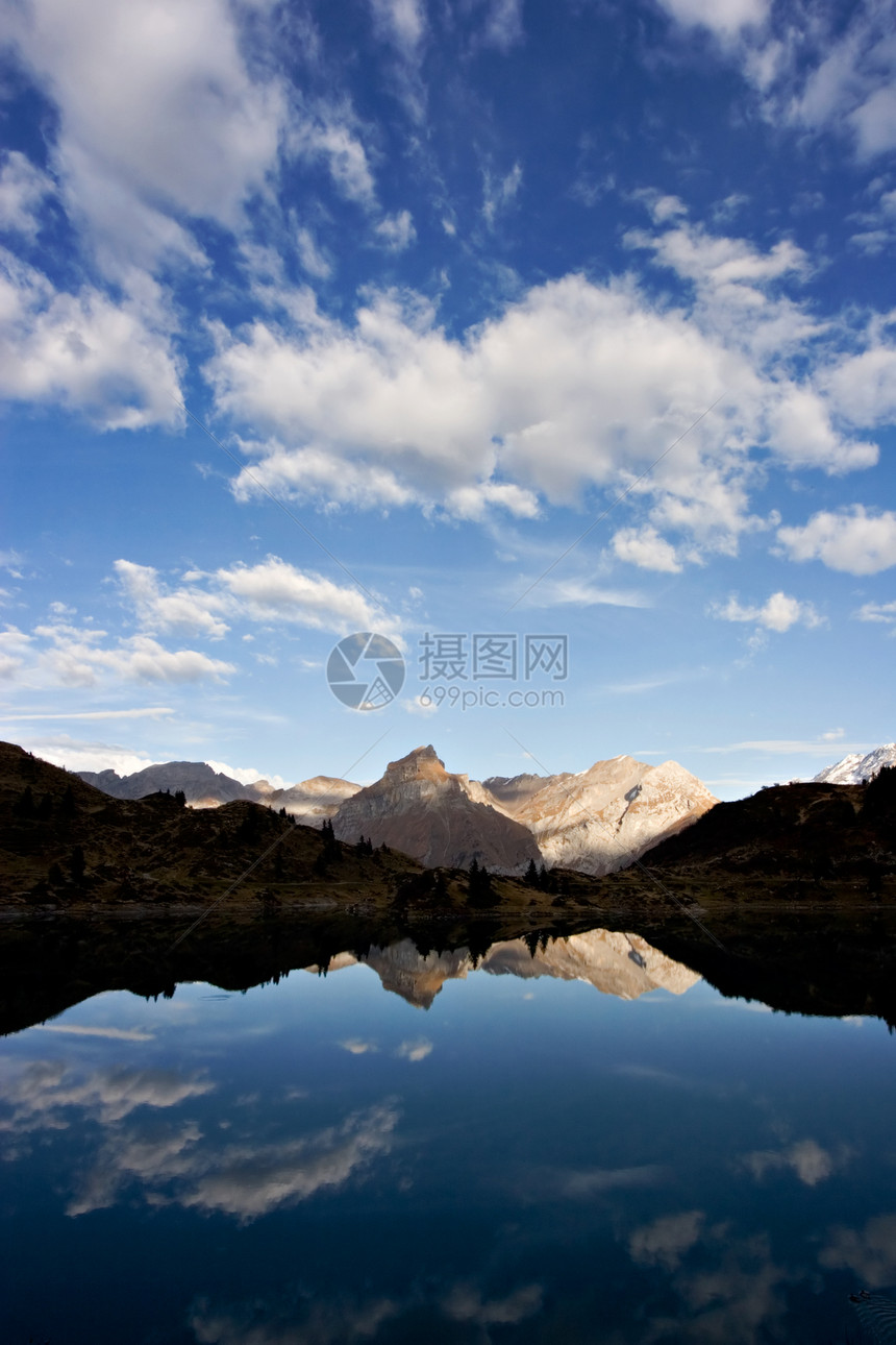 山地反射蓝色岩石顶峰风景镜子地块环境晴天树木生态图片