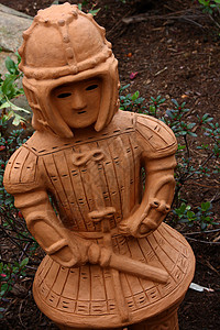 哈尼瓦玩偶棉花尘世文化娃娃橙子音调雕塑花园红色大地背景图片