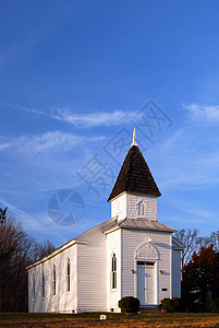 弗吉尼亚州古老的白色农村木制教堂宗教木头尖顶殖民历史性乡村国家背景