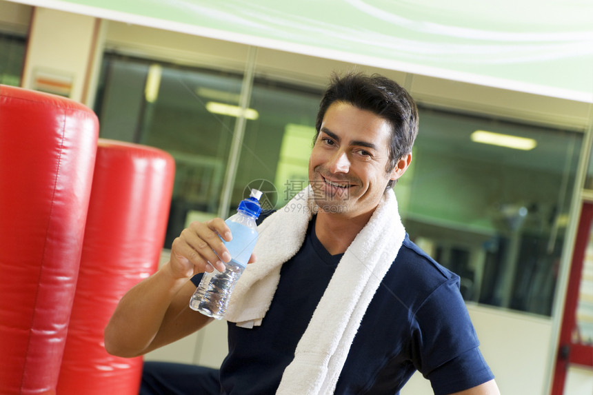 健康俱乐部运动服出汗肌肉微笑瓶子毛巾享受运动员生活方式快乐图片