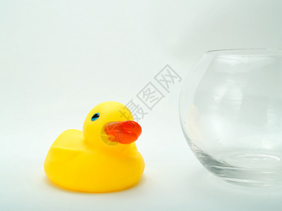 橡胶鸭淋浴乐趣玻璃鸭子玩具白色塑料黄色背景图片