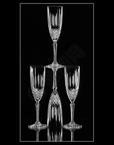 香槟长笛白色金字塔黑色玻璃眼镜对比度器皿背景图片