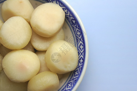 花栗子烹饪陶器食物蔬菜菱角坚果罐装板栗栗子蓝色背景图片