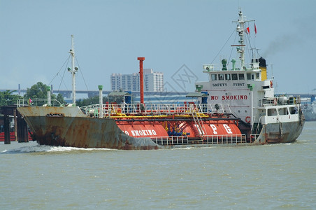 河流上的液化石油气船气体安全油气燃料爆炸性血管警告高清图片