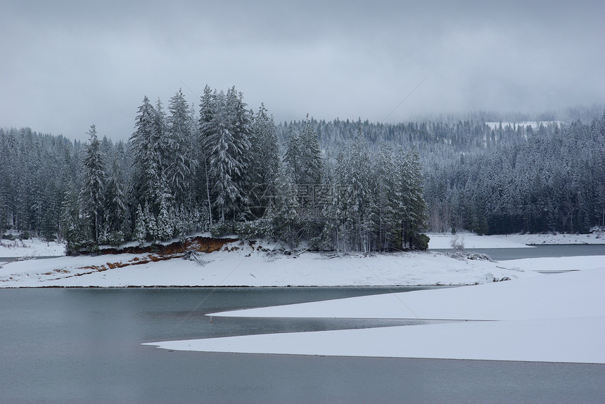 温冬山湖图片