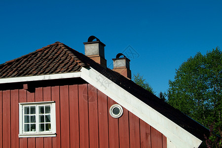 旧红屋的详情蓝色烟囱木头天空房子白色窗户红色别墅图片素材