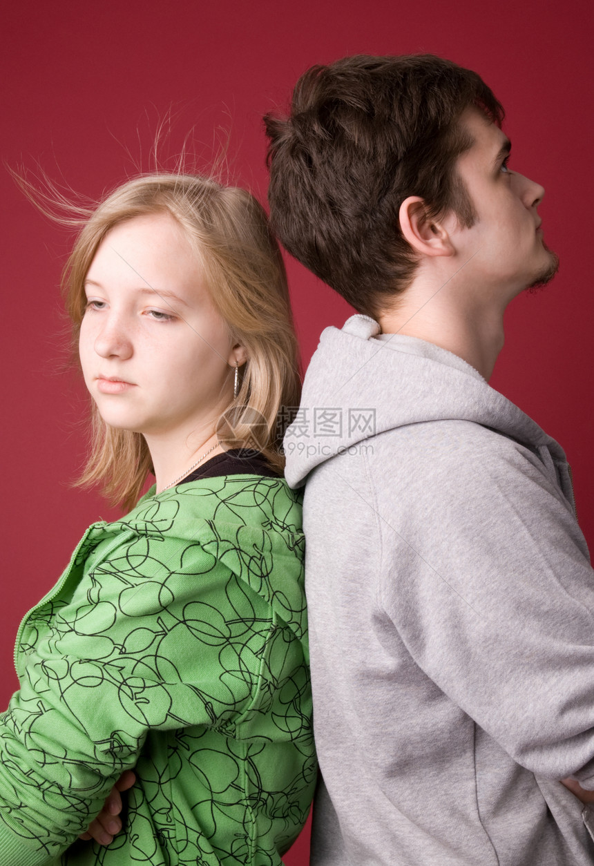 年轻女孩和男孩个性男性男人友谊女士团体情感棕色衣服青少年图片