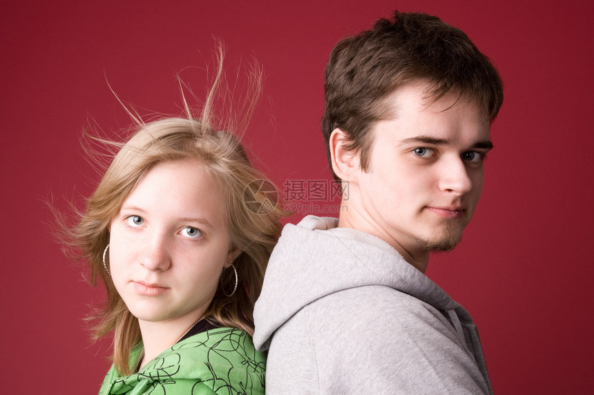 年轻女孩和男孩男生团体成人青春期男人青少年女士衣服红色姿势图片