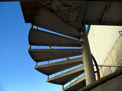 螺旋楼梯剪影蓝色天空部分背景图片