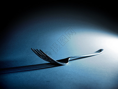 叉和长阴影白色餐厅金属午餐尖齿刀具蓝调用具早餐积分背景图片