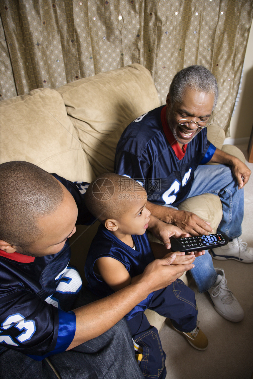 家庭观赏运动中年人男生长椅游戏儿子祖父男性孩子男子电视图片
