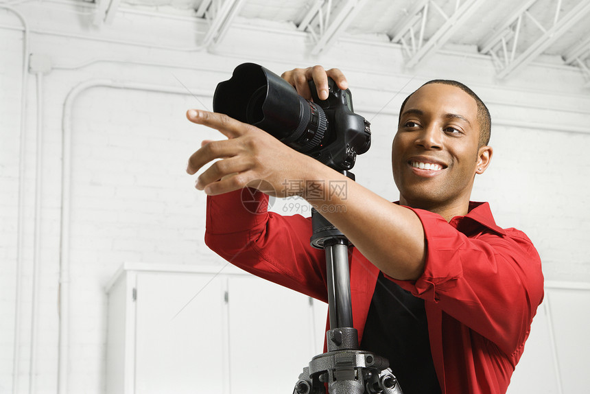 带相机的人男性通讯摄影师摄影工作照片指挥三脚架职业艺术图片