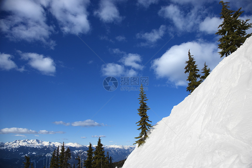雪覆盖了山边娱乐旅游装备旅行胜地蓝天滑雪假期照片风景图片