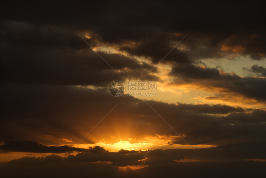 毛伊岛日出太阳天空阳光射线戏剧性水平太阳光照片图片