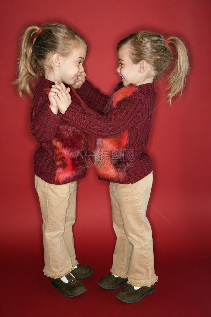 双胞胎女孩姐妹跳舞姐姐女孩们女性兄弟马尾辫红色舞蹈照片图片
